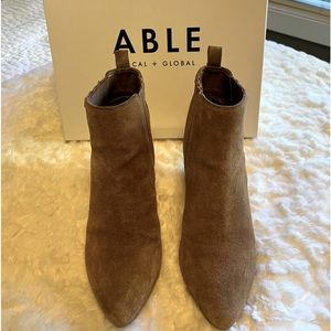 Able brand Rojas Western Boot. Tan suede.